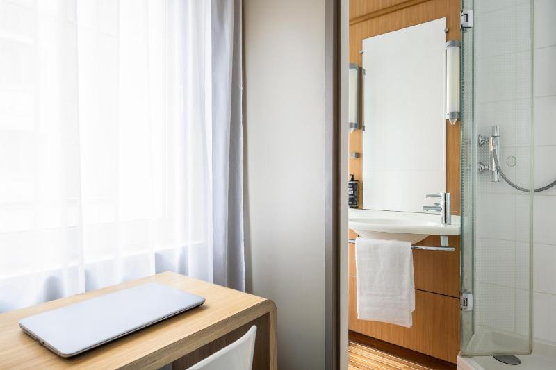 Standard Twin Room image 4