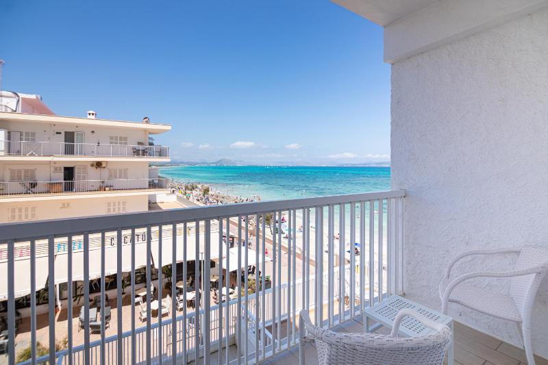 Double Room with Balcony and Lateral Sea View (1 Adult) image 1