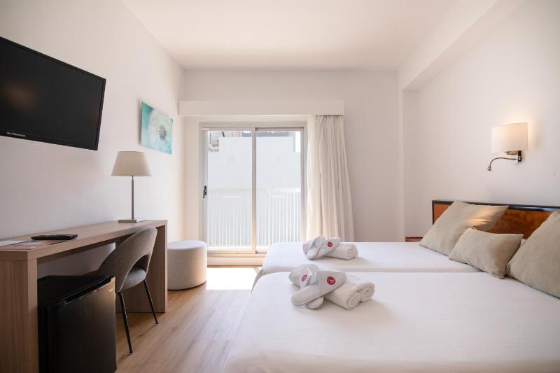 Double Room with Balcony and Lateral Sea View image 1