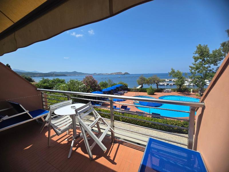 Superior Double Room with Sea View image 3