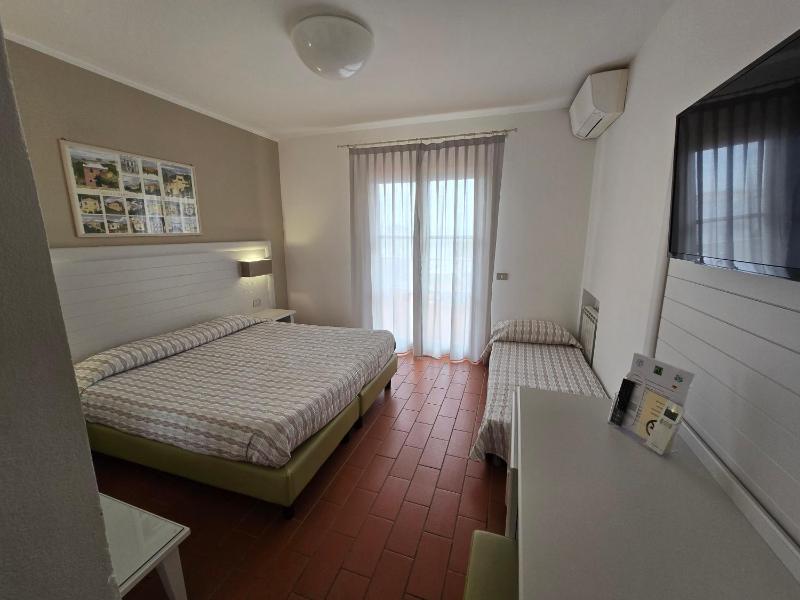 Superior Triple Room with Sea View image 3