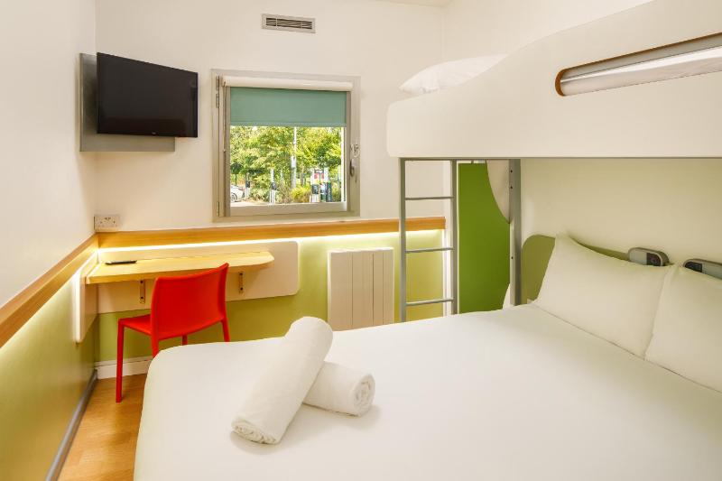Standard Triple Room image 4
