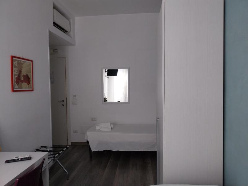 Twin Room image 2