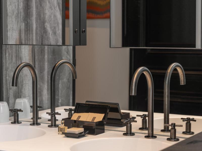 One-Bedroom Apartment image 4