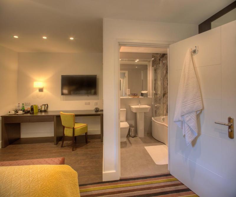 Twin Room with Bath image 3