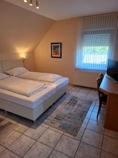 Single Room with Shower image 1