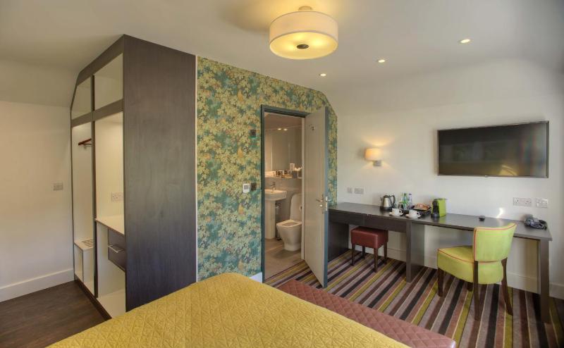 Twin Room with Bath image 4
