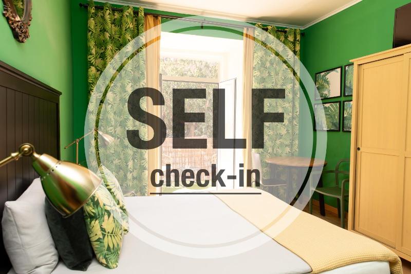 Triple Room with Balcony image 3