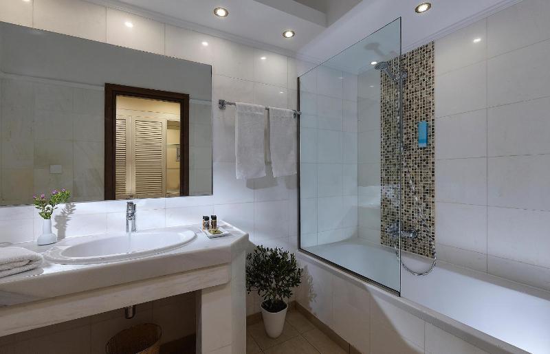 Luxury Superior Room Beach Front image 4