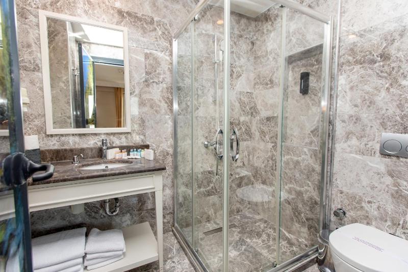 Quadruple Room image 3