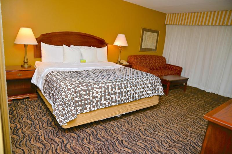 King Room with Sofa Bed - Non-Smoking image 4