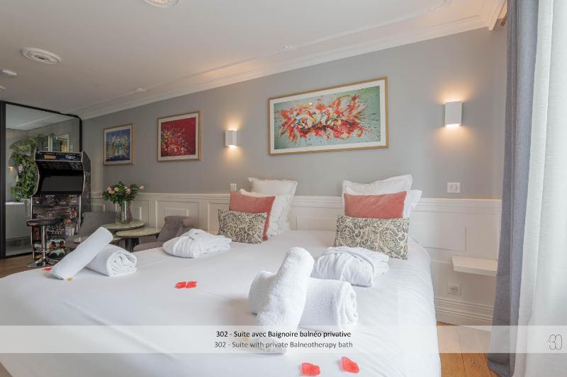 Suite with Spa Bath image 1