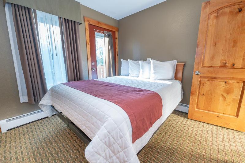 Three-Bedroom Suite - Non-Pet Friendly image 2
