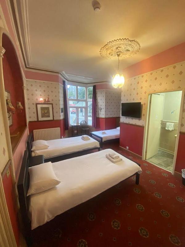 Economy Triple Room image 1