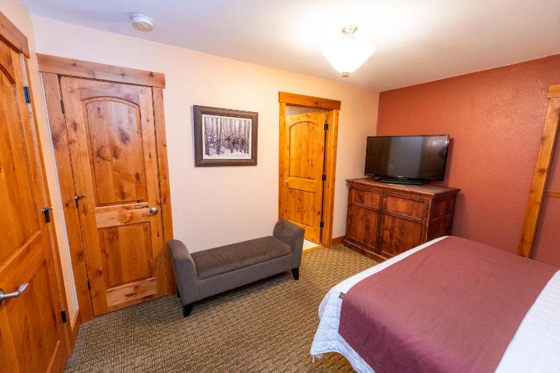 Three-Bedroom Suite - Non-Pet Friendly image 2