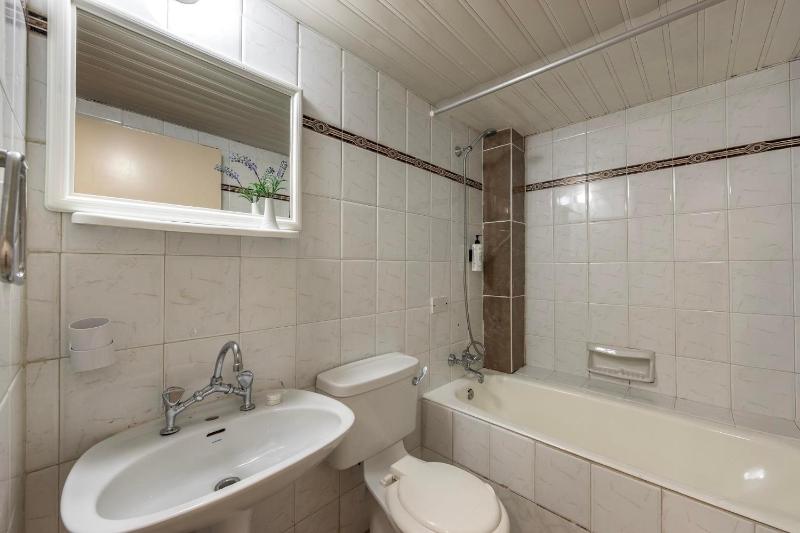 One-Bedroom Apartment image 3
