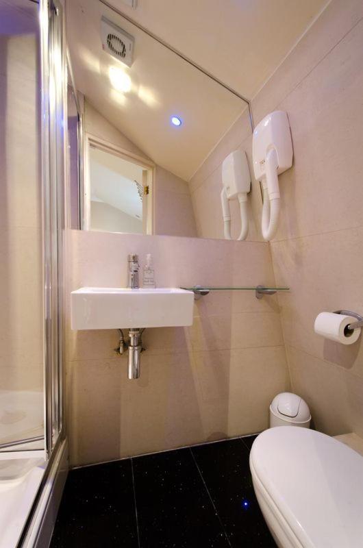 Quadruple Room image 3