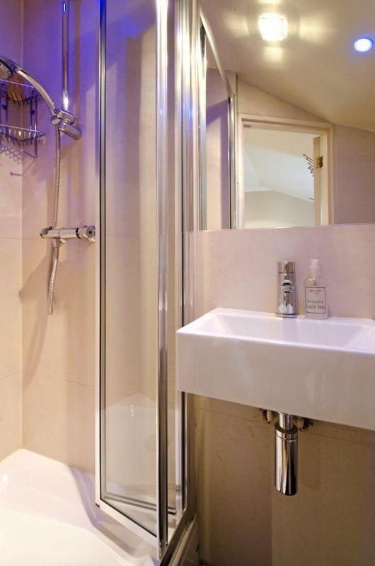 Quadruple Room image 2