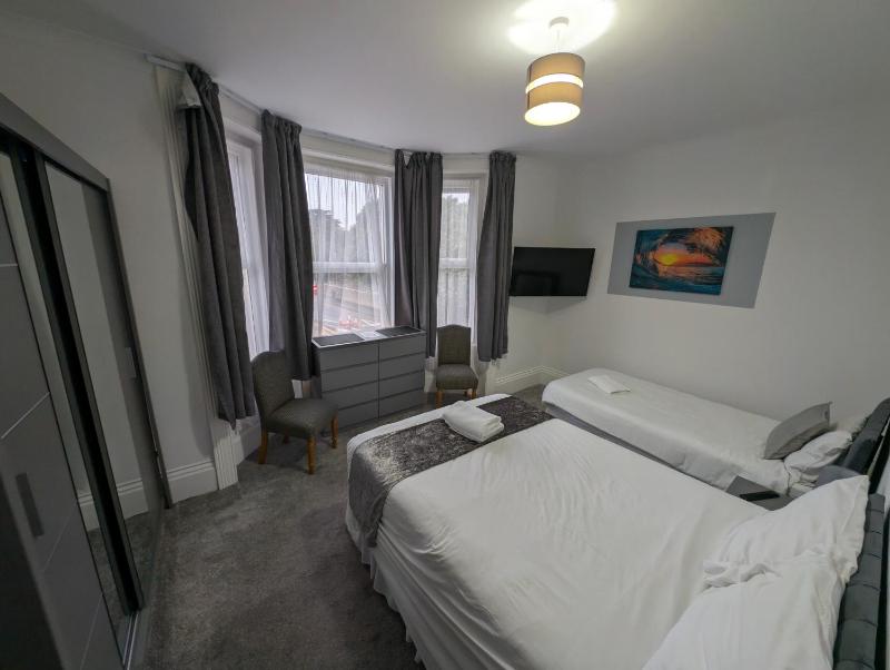 Family Room (3 Adults) image 4