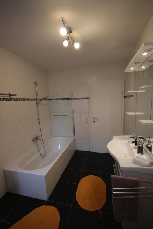 Apartment 4 image 2