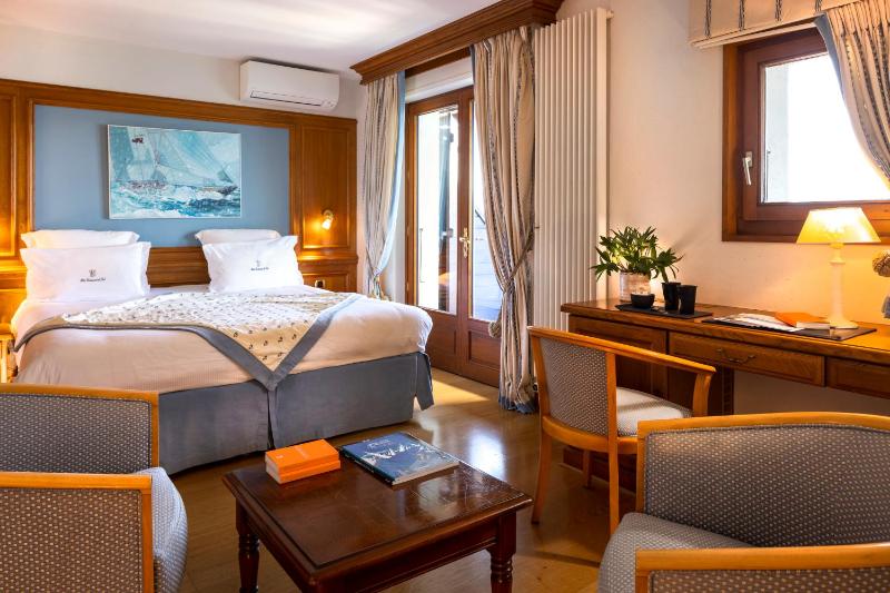 Deluxe Room with Lake View image 1