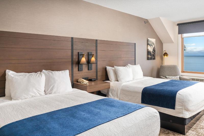 Queen Room with Lake View - Main Lodge image 3
