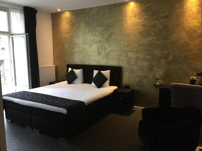 Double Room with Balcony image 2