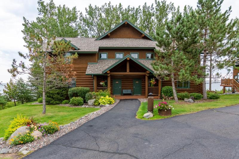 Log Home Suite with Lake View image 3