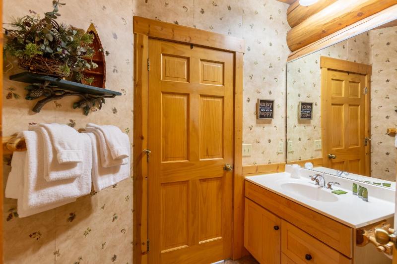 One-Bedroom Log Home image 4
