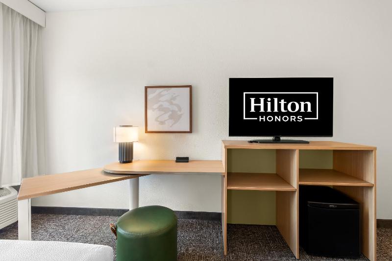 King Room with Roll-In Shower - Mobility and Hearing Access image 4