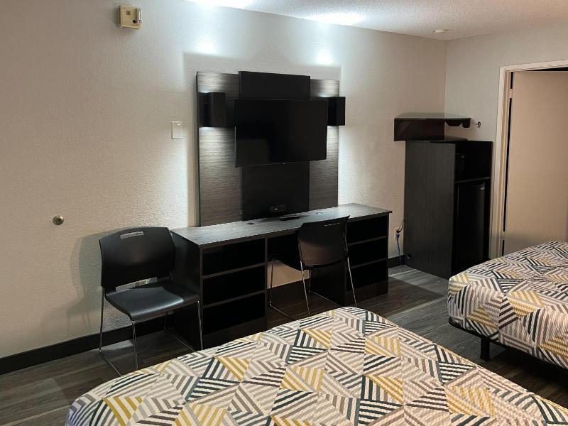 Queen Room with Two Queen Beds - Disability Access - Non-Smoking image 4