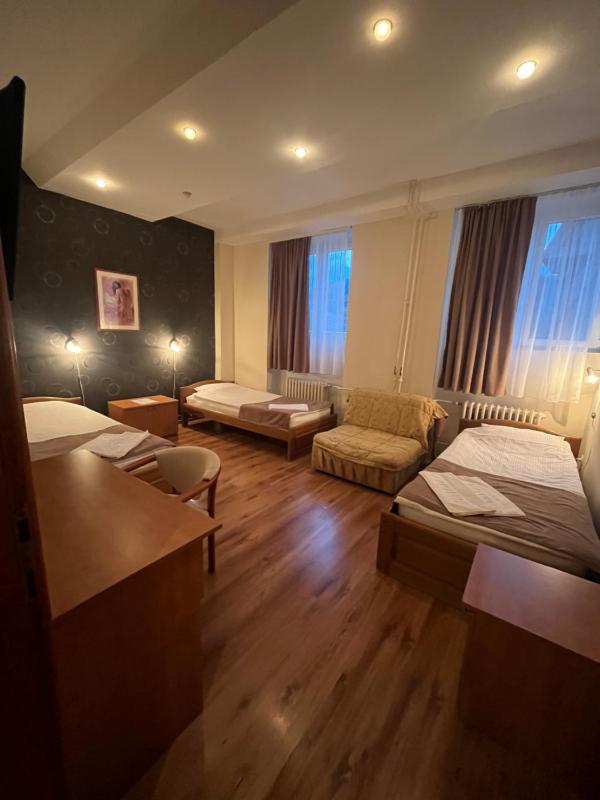 Basic Triple Room image 3
