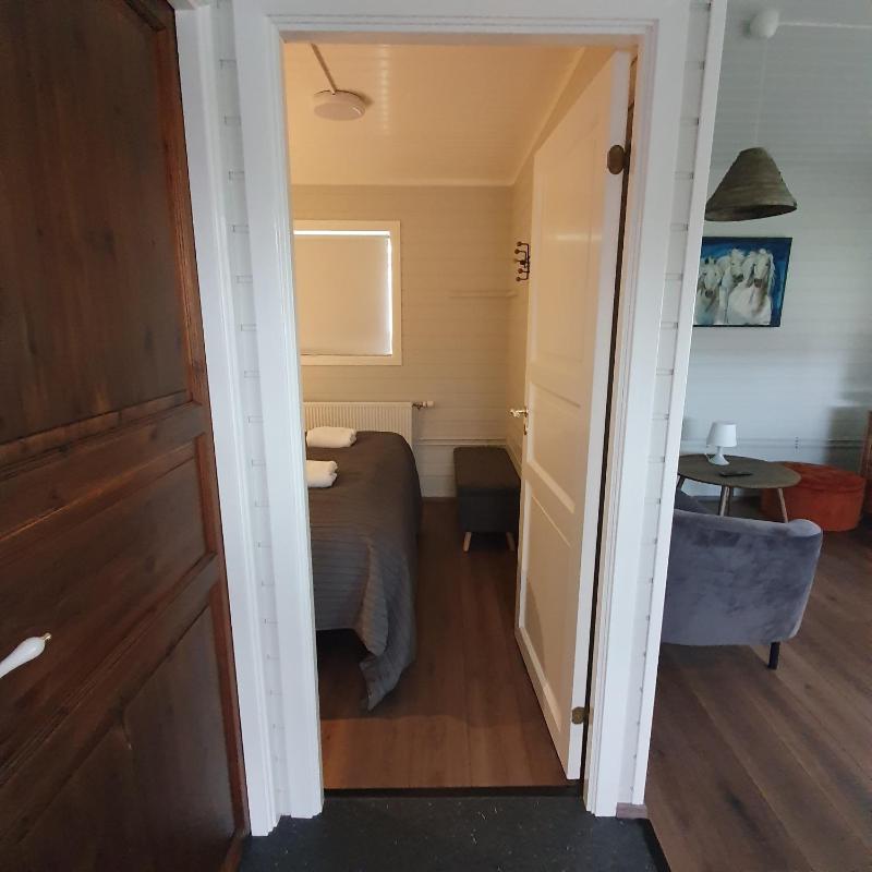 One-Bedroom Cottage with Hot Tub image 4