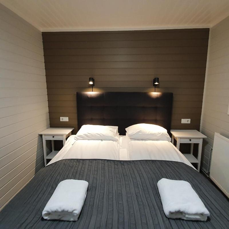 One-Bedroom Cottage with Hot Tub image 1
