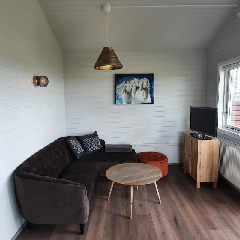One-Bedroom Cottage with Hot Tub image 3