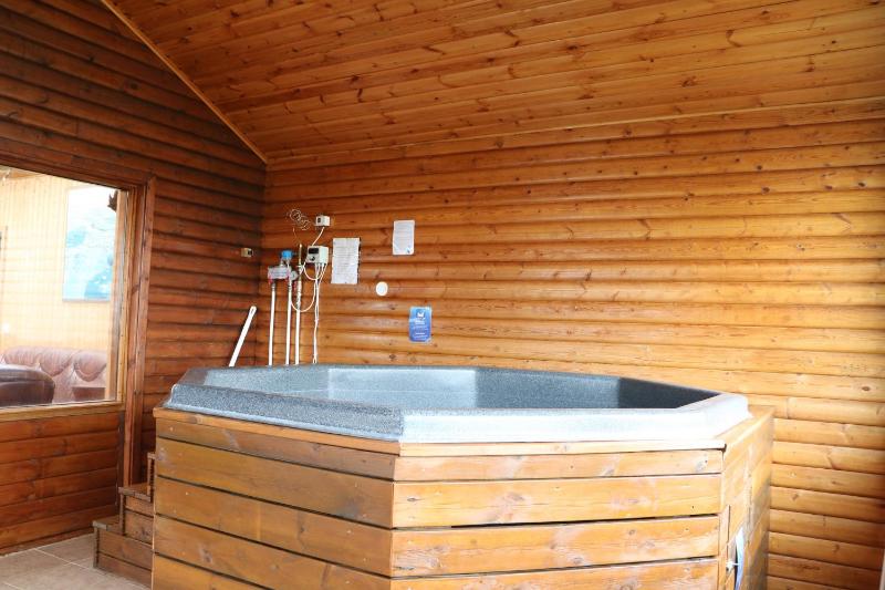 Four-Bedroom Cottage with Hot Tub image 4