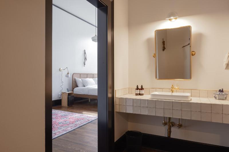 Superior King Room image 4