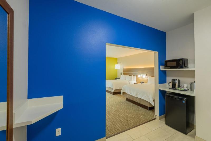 Standard Room with Two Queen Beds image 4