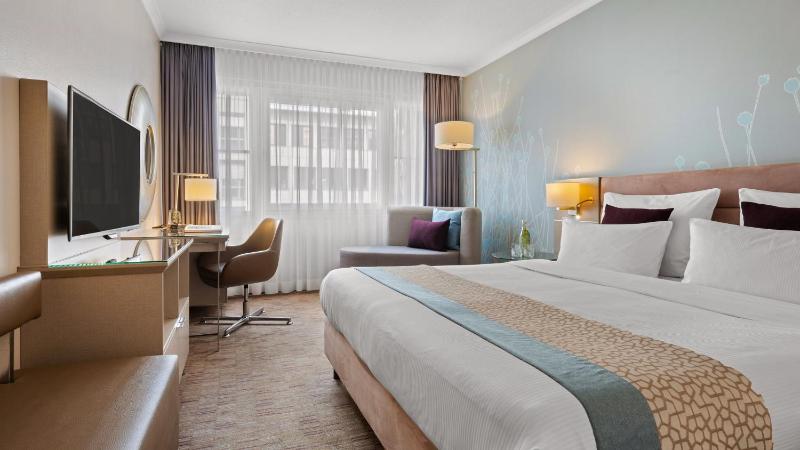 Standard King Room with City View - High Floor image 3