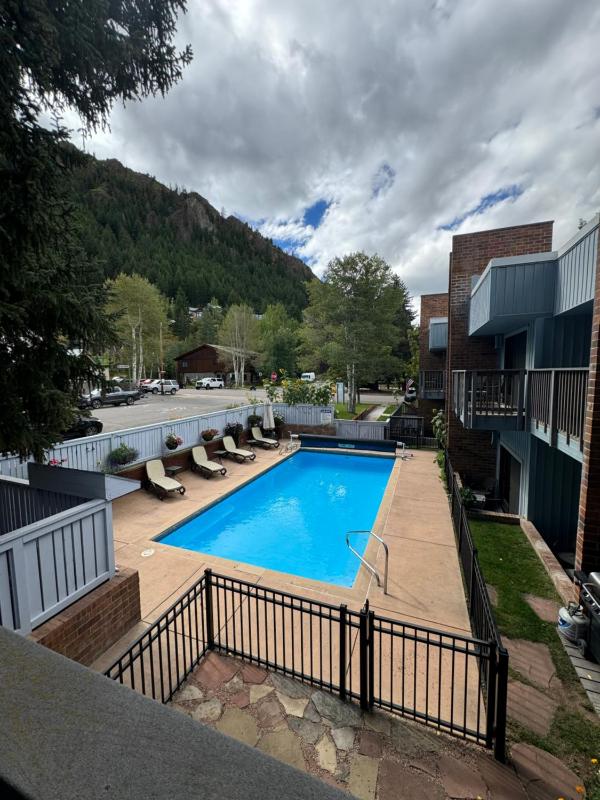Shadow Mountain Lodge - image 9