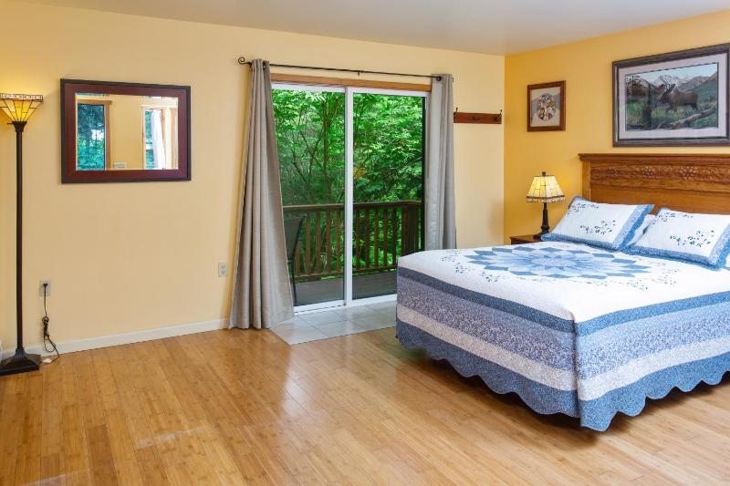 Queen Room with Balcony image 3