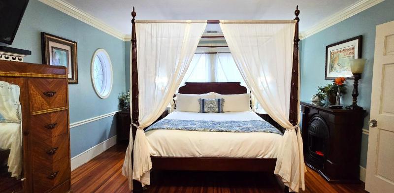 King Room image 2