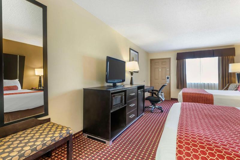 Queen Room with Two Queen Beds - Non-Smoking image 4
