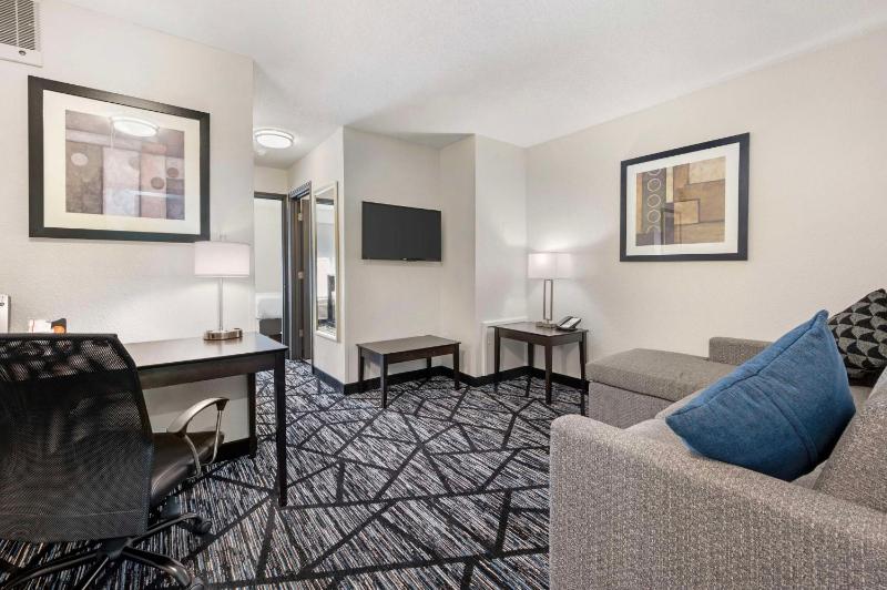 Queen Suite with Sofa Bed- Non-Smoking  image 4