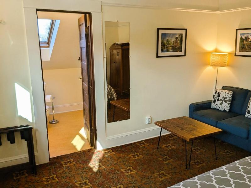 Bluebird Guesthouse - image 39