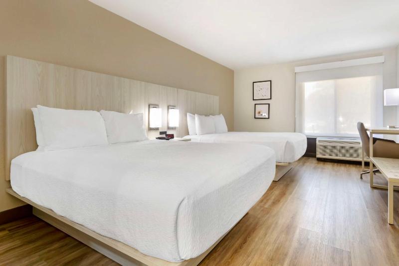 Queen Room with Two Queen Beds - Non-Smoking image 3