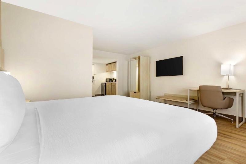 King Suite with Sofa Bed image 4