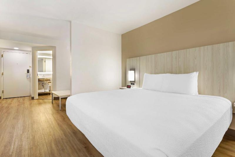 King Suite with Sofa Bed - Non-Smoking image 4