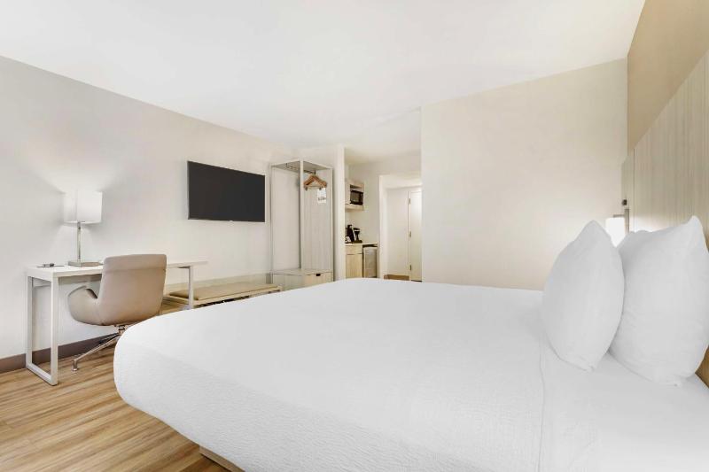 King Suite with Sofa Bed - Non-Smoking image 3
