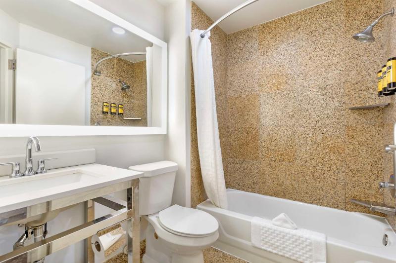 Queen Room with Two Queen Beds - Non-Smoking image 2